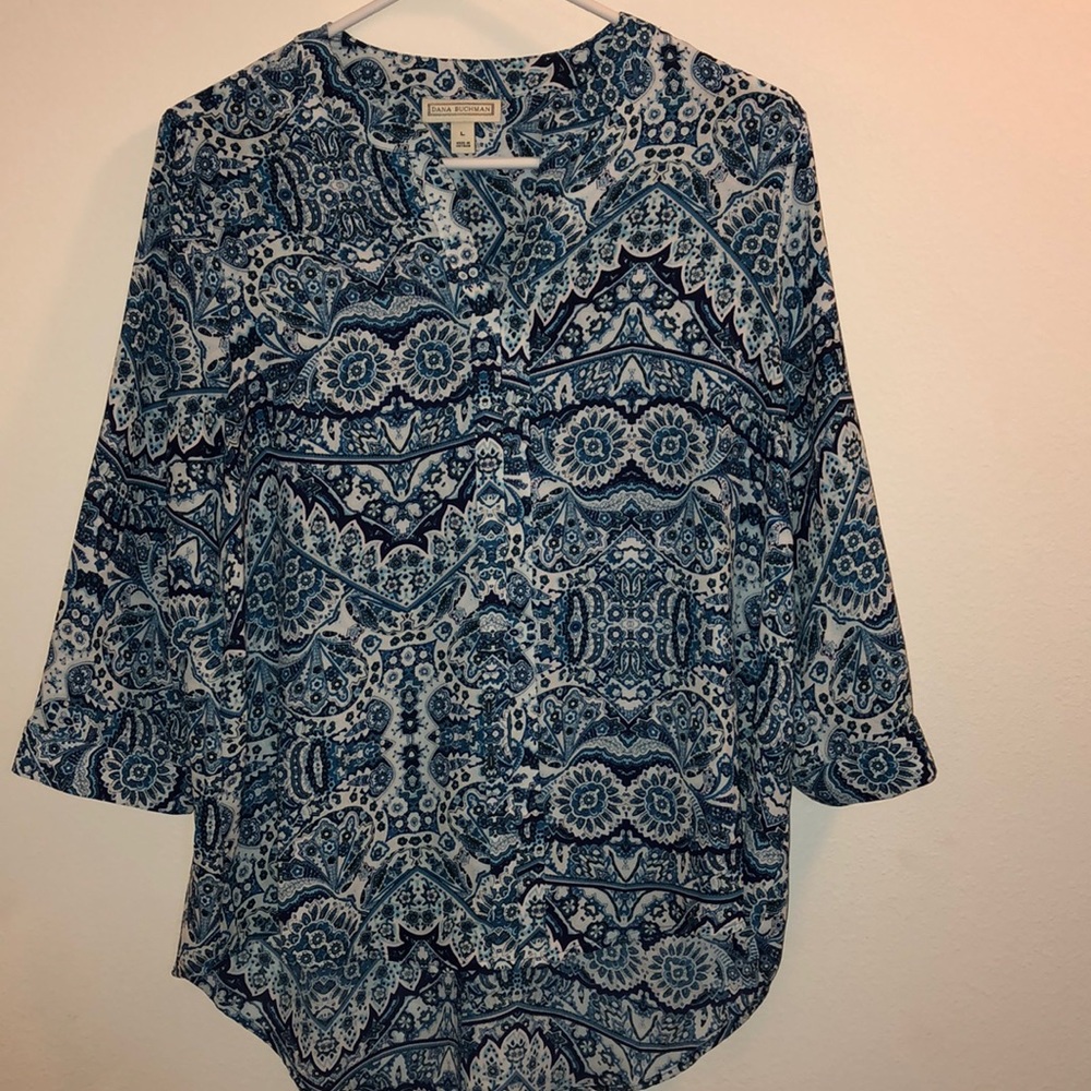 Women's Dana Buchman Blue and white patterned quarter sleeve v-neck blouse / top